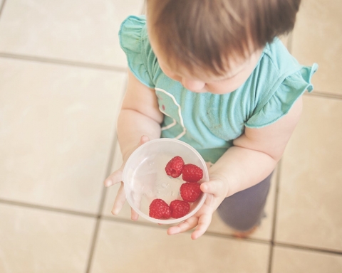 The Pros and Cons of Baby-Led Weaning Versus Parent-Led Weaning - Responsive Parenting